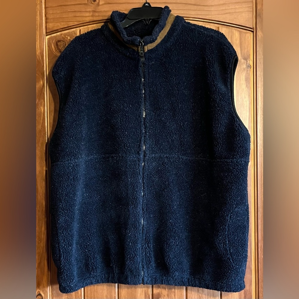 Redhead Men’s XL vest in navy blue. Full zip open front. Side pockets.